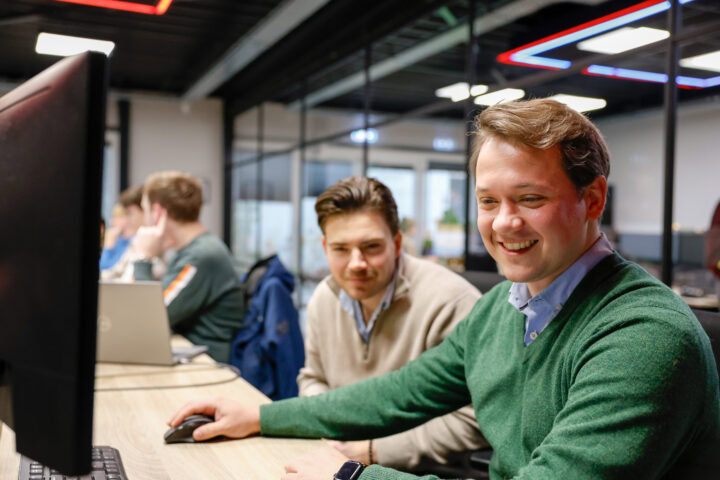 Die Kollegen Jelle Und Wouter Machen Sich An Die Qualitative Forschung Für Kunden.