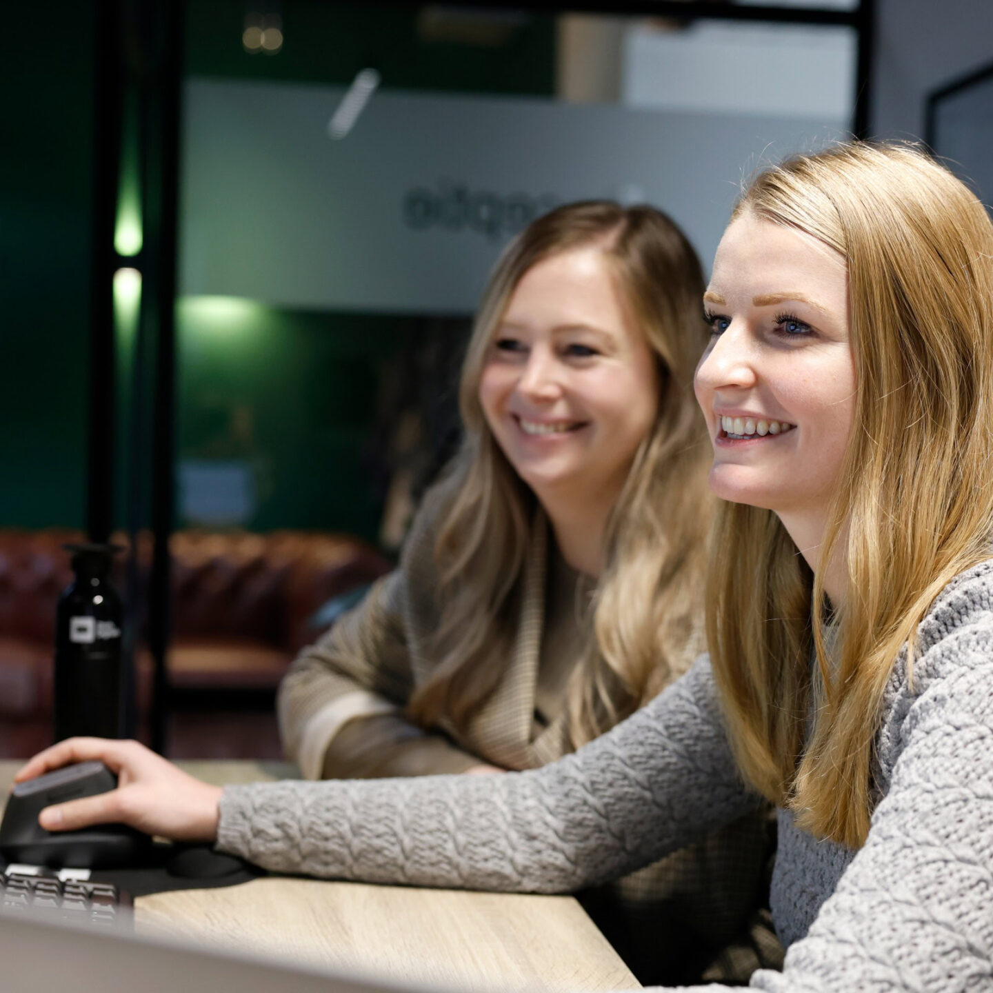 Collegas Romy En Michelle Van Dtch Digitals Achter De Computer Werkende Aan De Cashflow Van Dtch Digitals