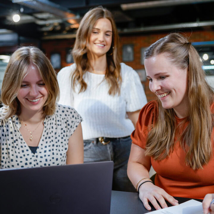 Collega's Sanne, Nicole En Lauret Bekijken De Mogelijkhedop Een Beeldscherm