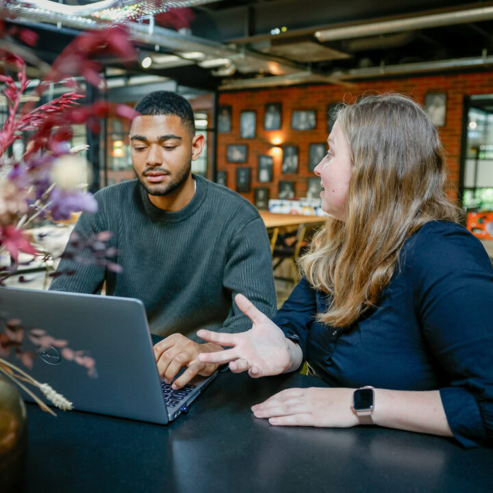 Collegas Nick En Lynn Duiken In De Updates Van Profit Metrics