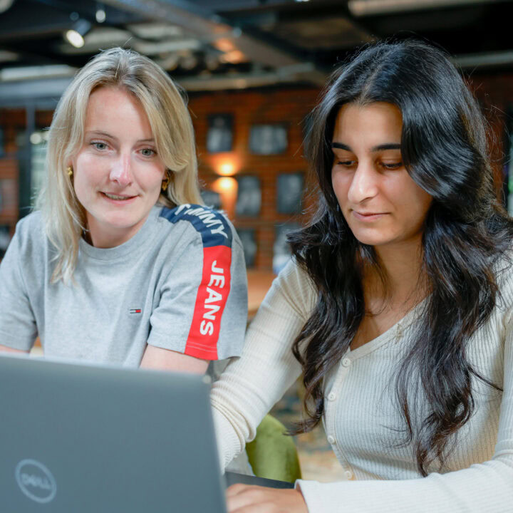 Dtch Digitals Collegas Karen En Sandra Werken Aan De Online Groei Van Klanten