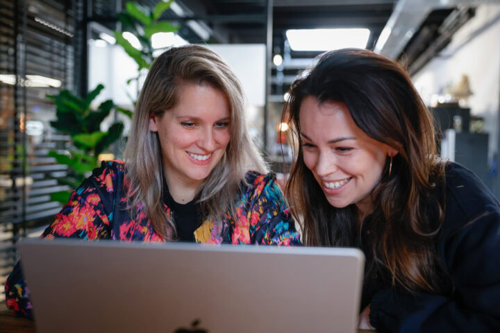 Meine Kolleginnen Annemarie Und Merit Arbeiten Mit Hubspot An Der Lead Generierung