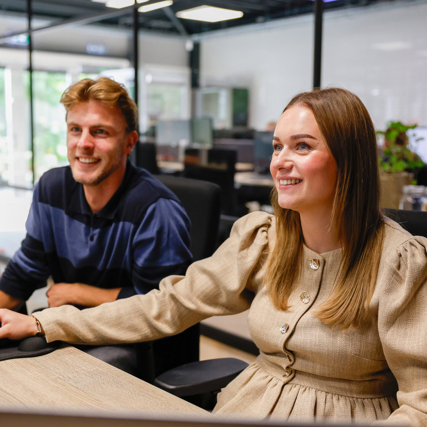 Collegas Simone En Guus Aan De Slag Met De Data Achter Organisch Social Media