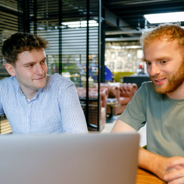 Collegas Ties En Nick Werken Aan De Data Verwerking Van Klanten