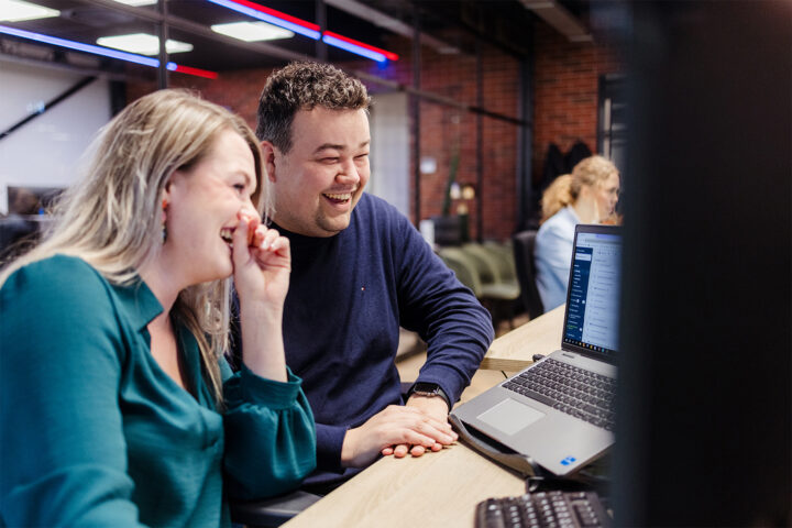 SEO collega's aan het werk met on page seo factoren