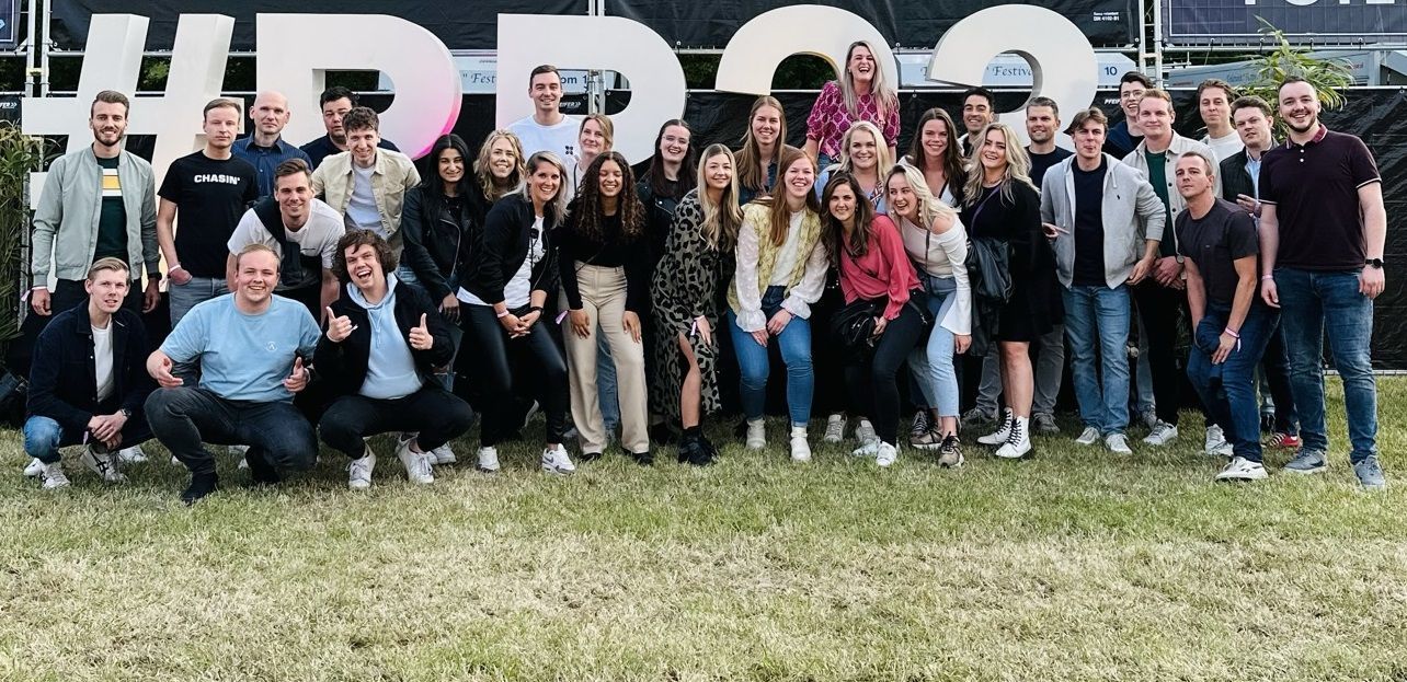 Met collega's naar een feestje reurpop