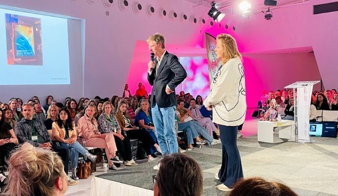Dagvoorzitter Ronnie Overgoor en Marijke Smallegang van het Rijksmuseum