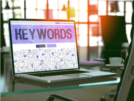  /></p>
<p>SEO zet je in voor zoekwoorden die je op je website terug laat komen. Hiervoor optimaliseer je je website gericht. Pagina’s met content gaan niet in op allerlei verschillende onderwerpen, maar gaan gericht op de zoekintentie van de gebruiker.</p>
<p>Als zij zoeken naar SEO uitbesteden kun je met Ads ook inzetten op SEO Expert. Terwijl je met je organische pagina’s voor beide termen wil gaan en dus beide pagina’s hiervoor gericht optimaliseert.</p>
<h3 id=