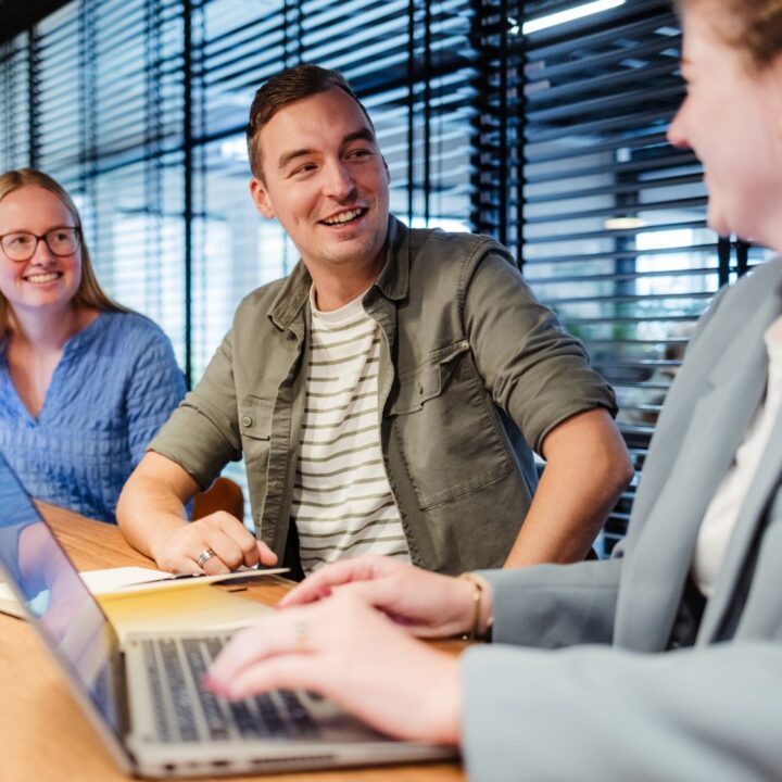 Collegas Marije Timon Anneh In Overleg Voor Succes