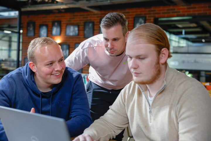 Developers Bart, Stef En Bas Aan De Slag Met Het Volgen Van De Wcag Richtlijnen