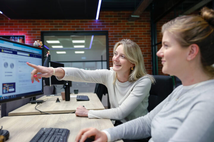 Collegas Karen En Anne Achter De Computer Werkende Aan De Groei Van Klanten