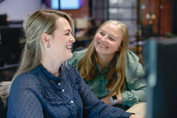 Teamlead Lynn Werkt Samen Met Ervaren Seo Specialist Liza Bij Ons Marketingbureau