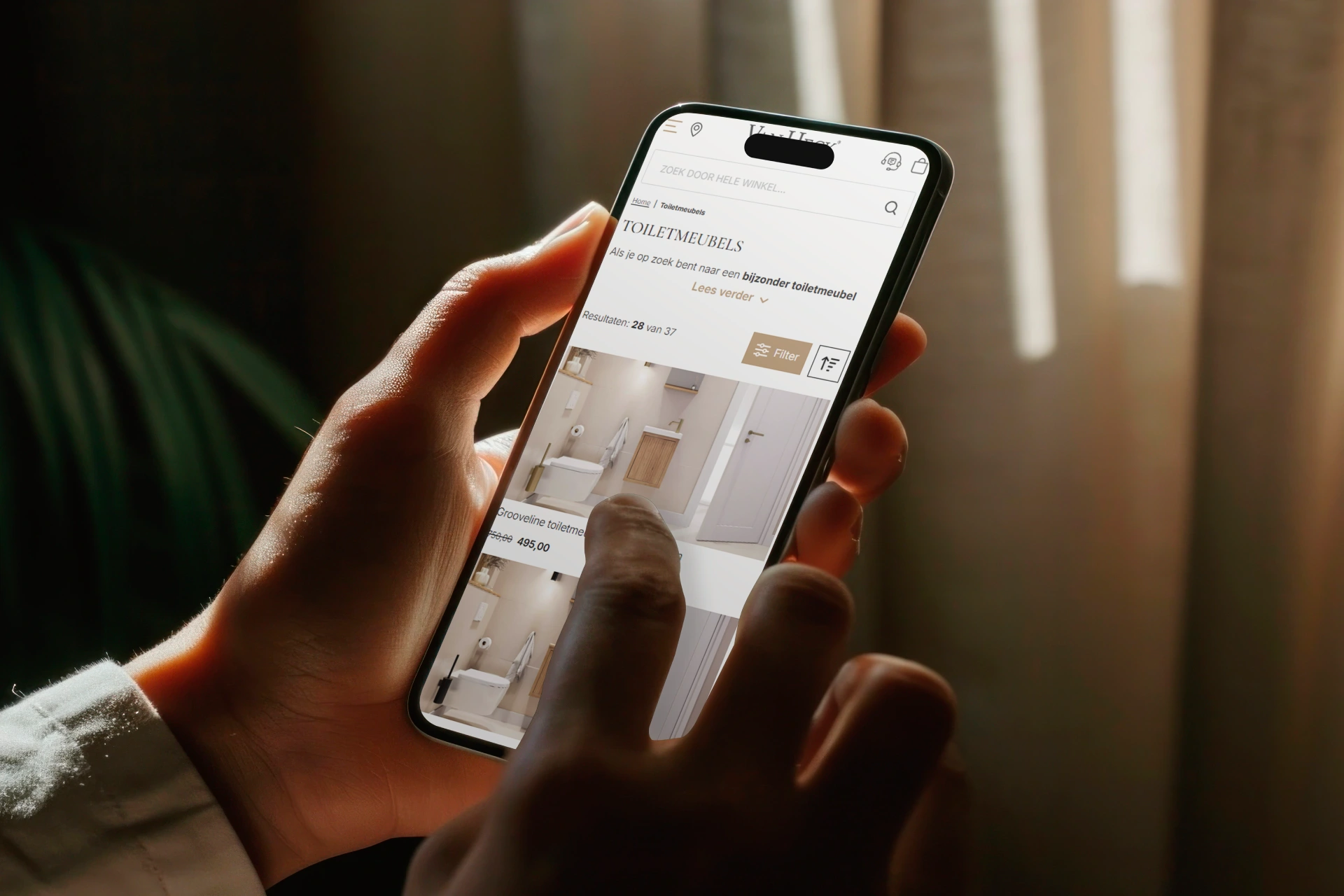 Met De Mobiel In De Hand Is Het Makkelijk Navigeren Door De Webshop Van Van Heck Badkamers