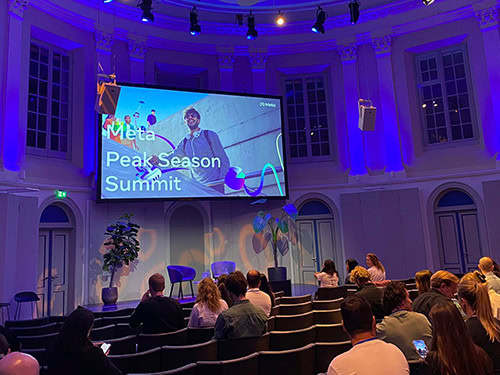 Meta Peak Season Summit Een Afbeelding Van Het Podium, De Introductie Tijdens Het Event