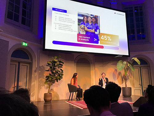 Meta Peak Season Summit Een Afbeelding Van Het Podium Met Een Spreker Tijdens Het Event
