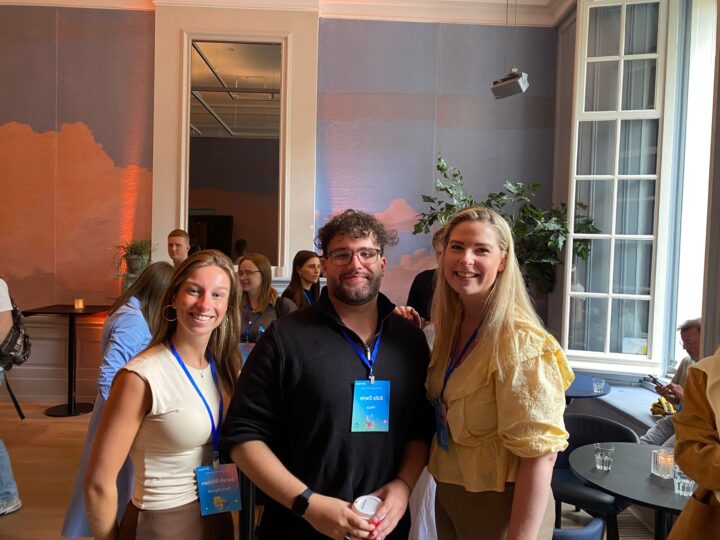 Meta Peak Season Summit Een Afbeelding Van Stephanie En Sarah Met Een Spreker Tijdens Het Event