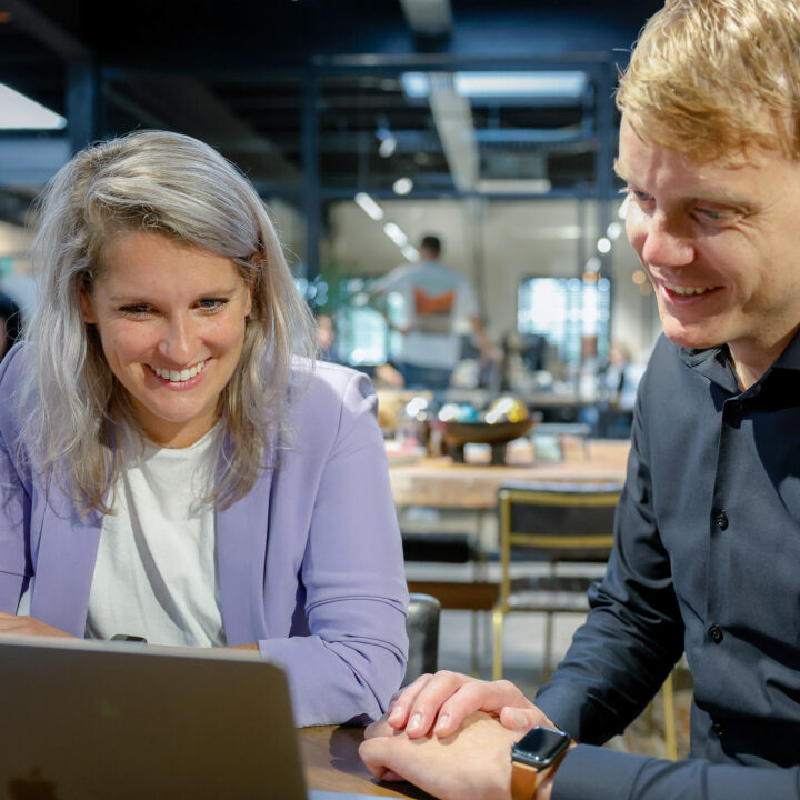 Collegas Annemarie En Luuk Aan Het Werk Om Authentieke Verhalen Te Maken