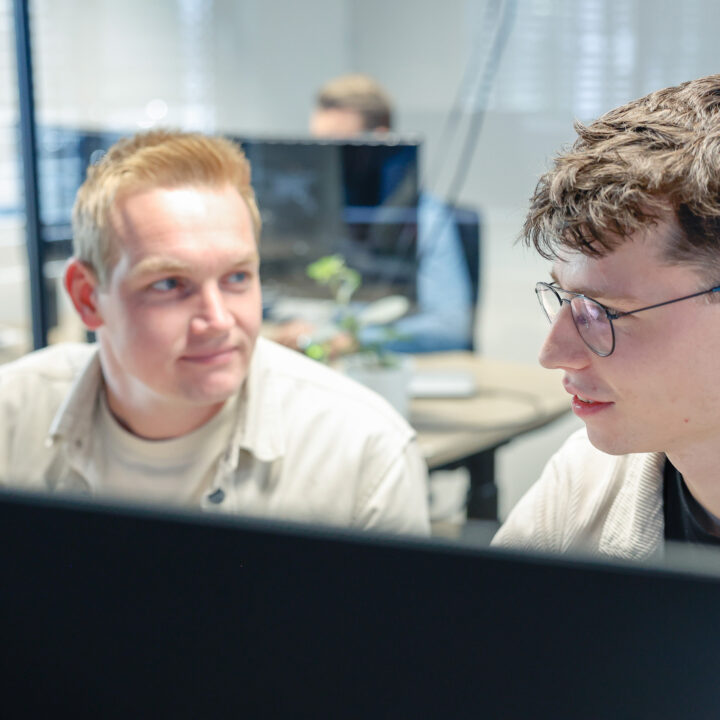 Collegas Bas Kenkhuis En Tom Wienk Aan De Slag Met De Ai Overviews Achter De Computer