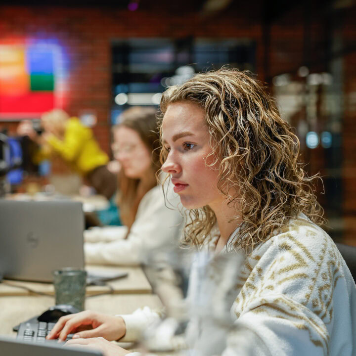 Collega Sophie Kijkt Naar De Nieuwe Ontwikkelingen In Google Ads Zoals De Advertenties In De Ai Overviews