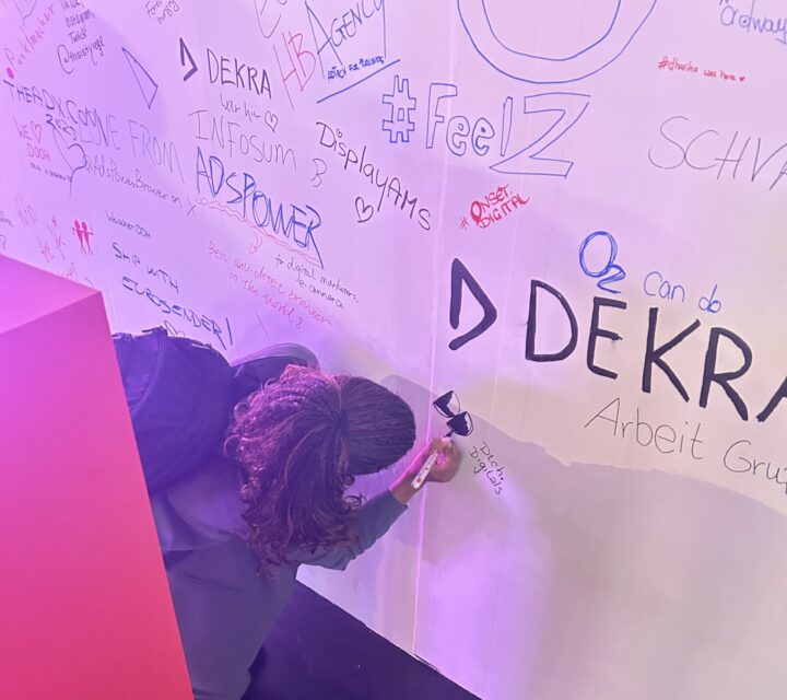 Aida Tekent Onze Dtch Digitals Naam Op De Muur