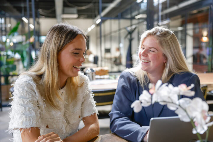 Collegas Aniek En Caminde Werken Aan De Social Media Campagnes Van Klanten Van Dtch Digitals