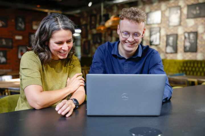 Collegas Anne En Vincent Van Dtch Digitals Achter De Laptop Bezig Met Remarketing Voor Klanten