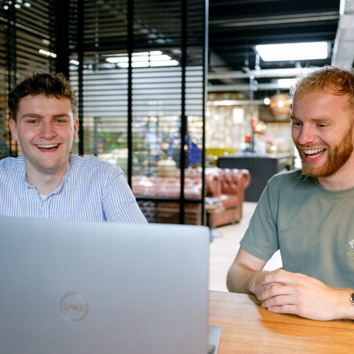 Collegas Ties En Nick Aan Tafel Met Bol Marketplace