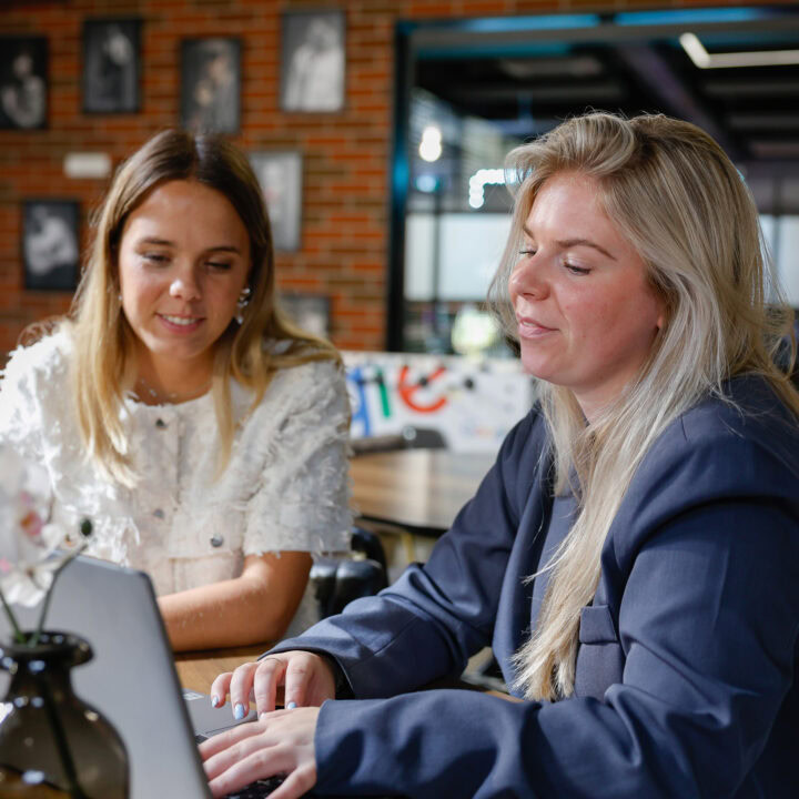 Collegas Verzinnen Een Viral Marketing Strategie