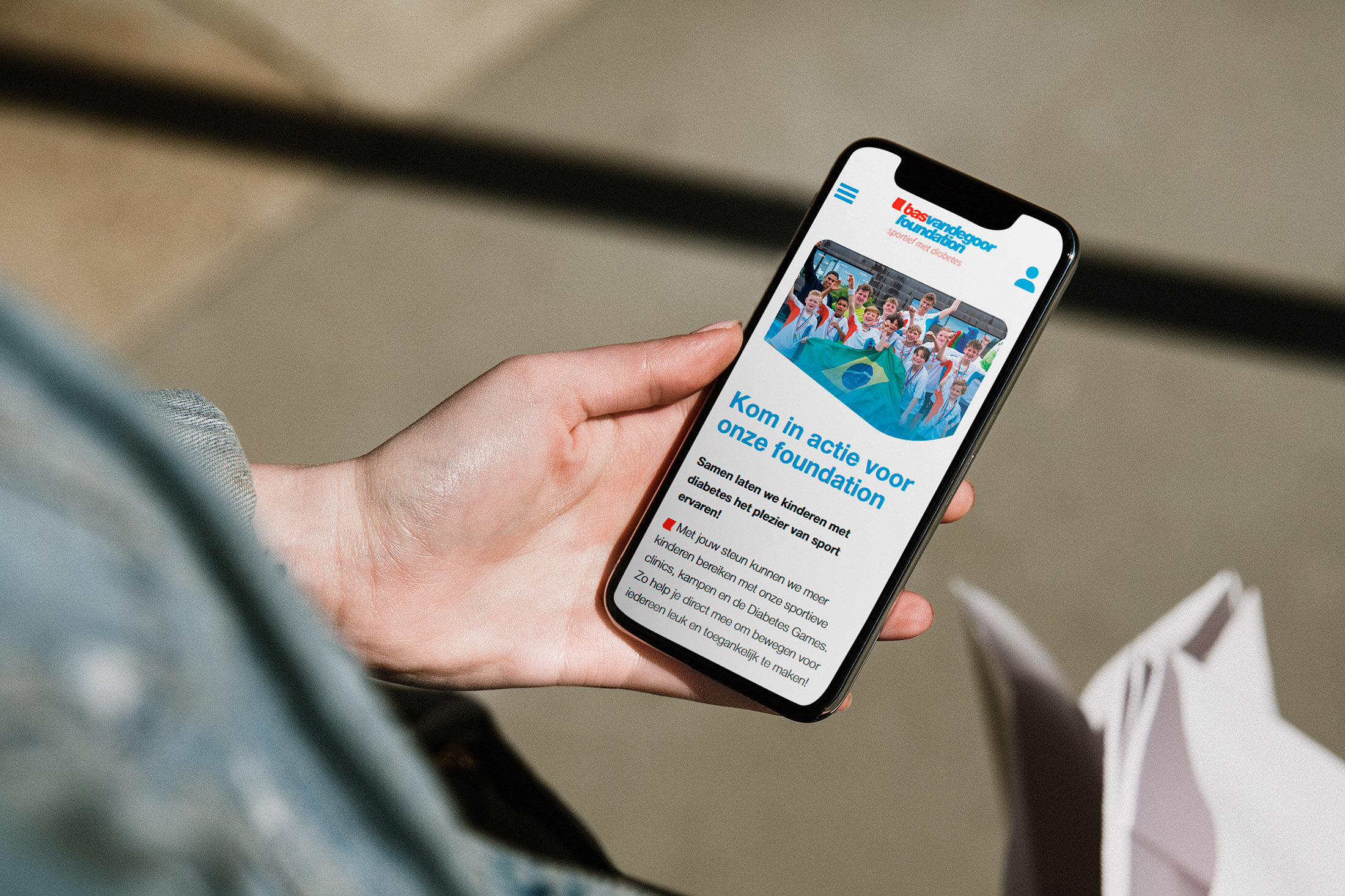 Bas Van De Goor Foundation Phone Hand