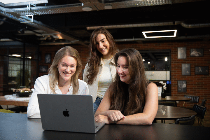 Collega's Hedra, Britt En Lotte Werken Aan Strakke Social Media Campagnes Voor Klanten
