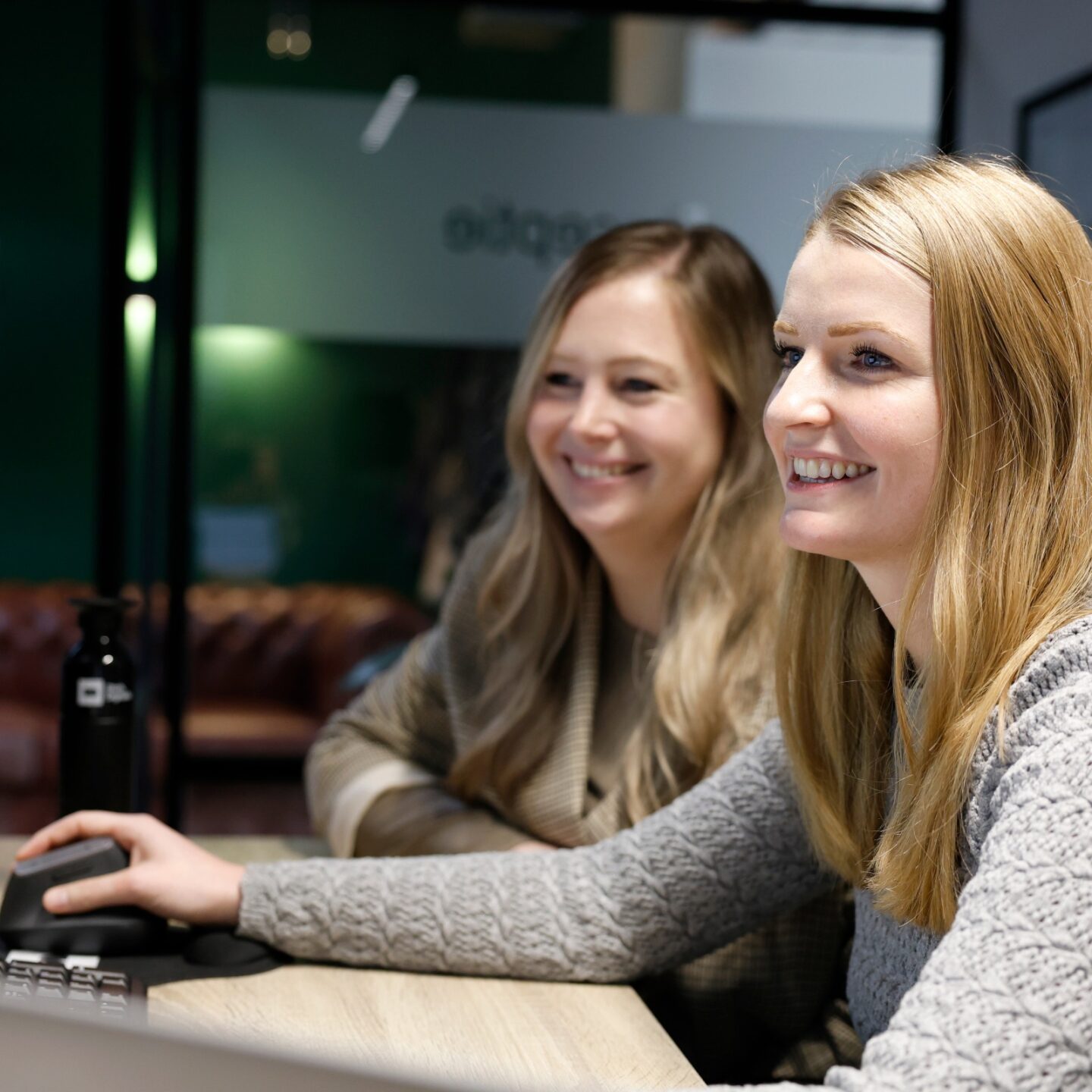 Collegas Romy En Michelle Van Dtch Digitals Achter De Computer Werkende Aan De Cashflow Van Dtch Digitals