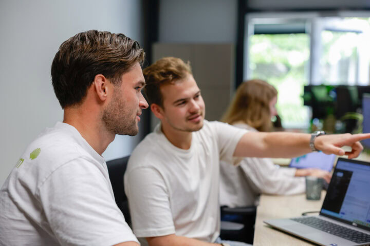 Collegas Zetten In Op De Nieuwe Seo Customer Journey Achter De Computer