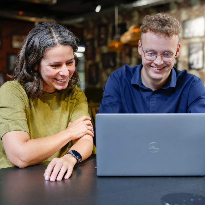 Collegas Anne En Vincent Werken Aan De Juiste Strategie Voor Klanten