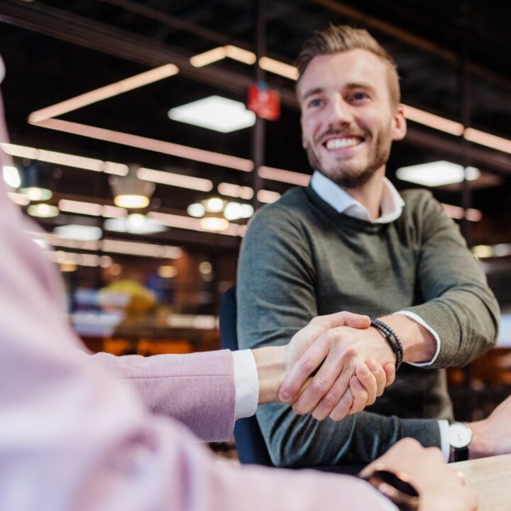 Haal Succesvol Nieuwe Klanten Binnen Net Als Collega Bram Die De Hand Schudt Van Een Klant Van Dtch Digitals