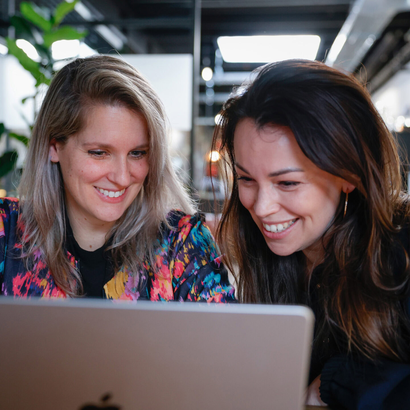 Collegas Annemarie En Merit Van Dtch Digitals Achter De Computer Werken Samen Met Hubspot Aan Leadgeneratie