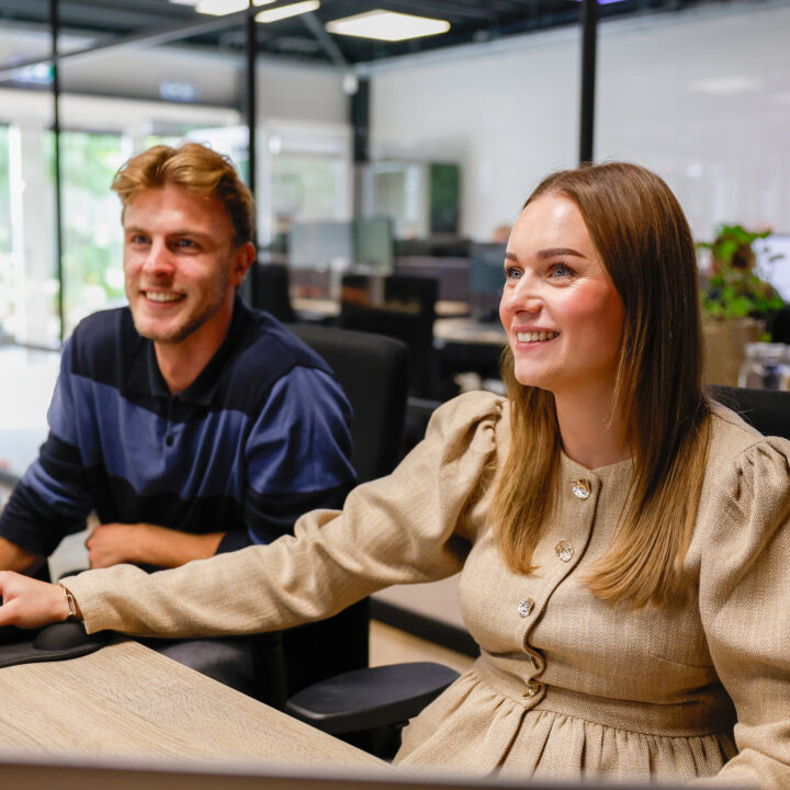 Collegas Simone En Guus Aan De Slag Met De Data Achter Organisch Social Media