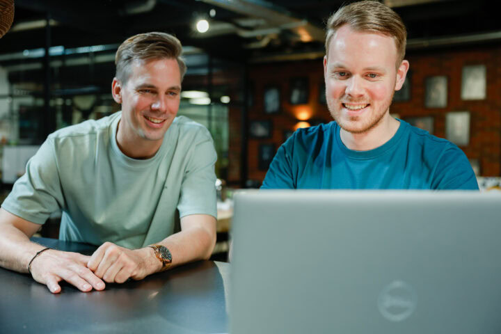 Collegas Stef En Tim Werken Aan WordPress Websites En De Juiste Koppelingen Met Systemen Achter De Laptop