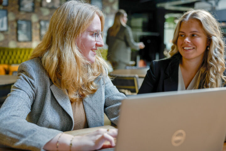 Collegas Nienke En Lynn Achter De Knoppen Om Social En Seo Te Verweven