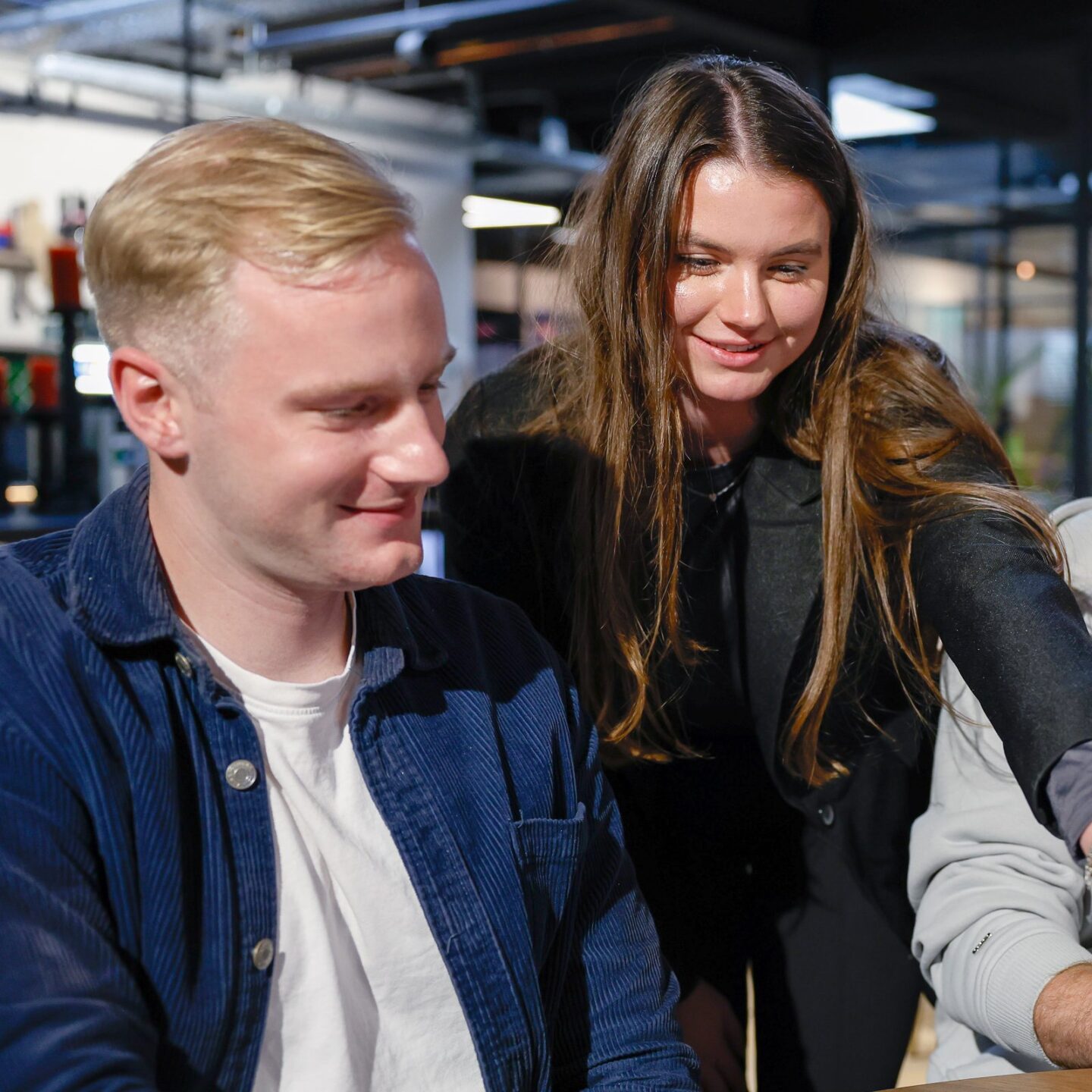 Collegas Ramon En Rosalie Implementeren De Laatste Ontwikkelingen Direct (1)